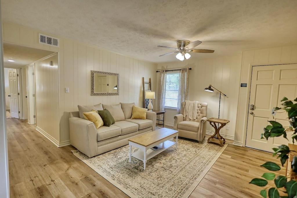 Cozy French 1/2 Mi From Square Holiday home
