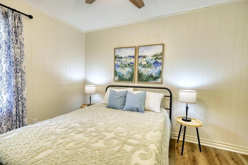Cozy French 1/2 Mi From Square Holiday home *