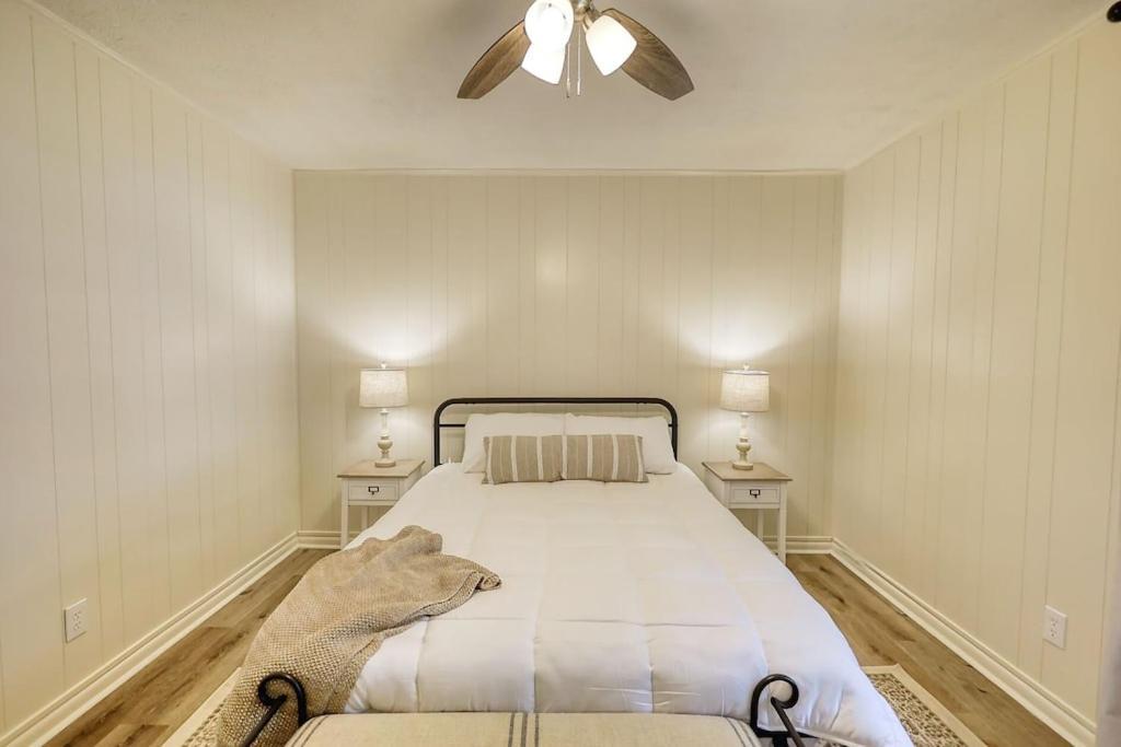 Cozy French 1/2 Mi From Square *