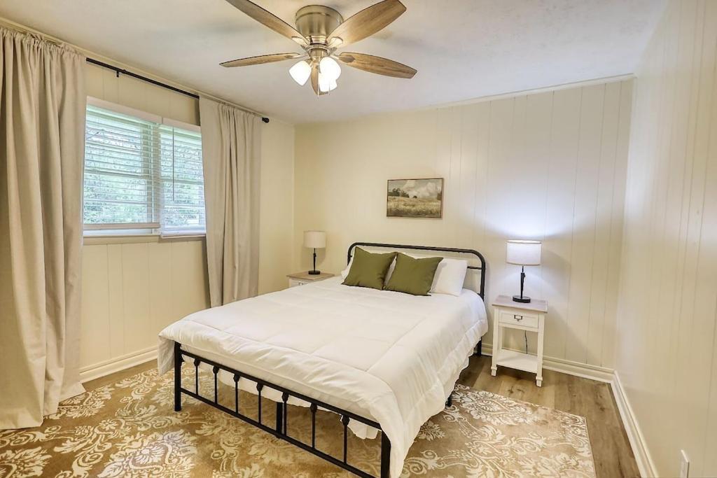 Cozy French 1/2 Mi From Square Holiday home *