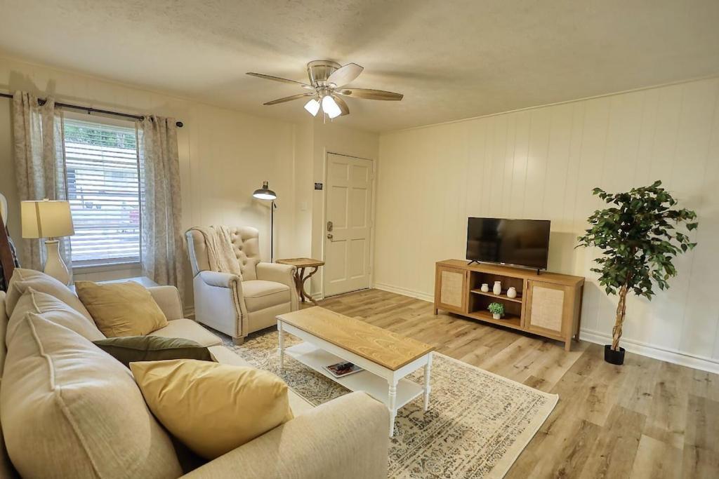 Cozy French 1/2 Mi From Square *