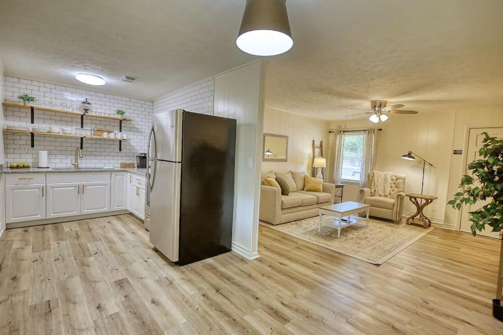 Cozy French 1/2 Mi From Square