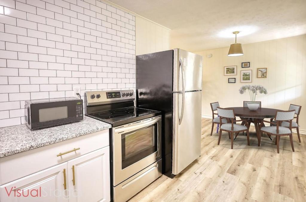 Cozy French 1/2 Mi From Square Holiday home Covington