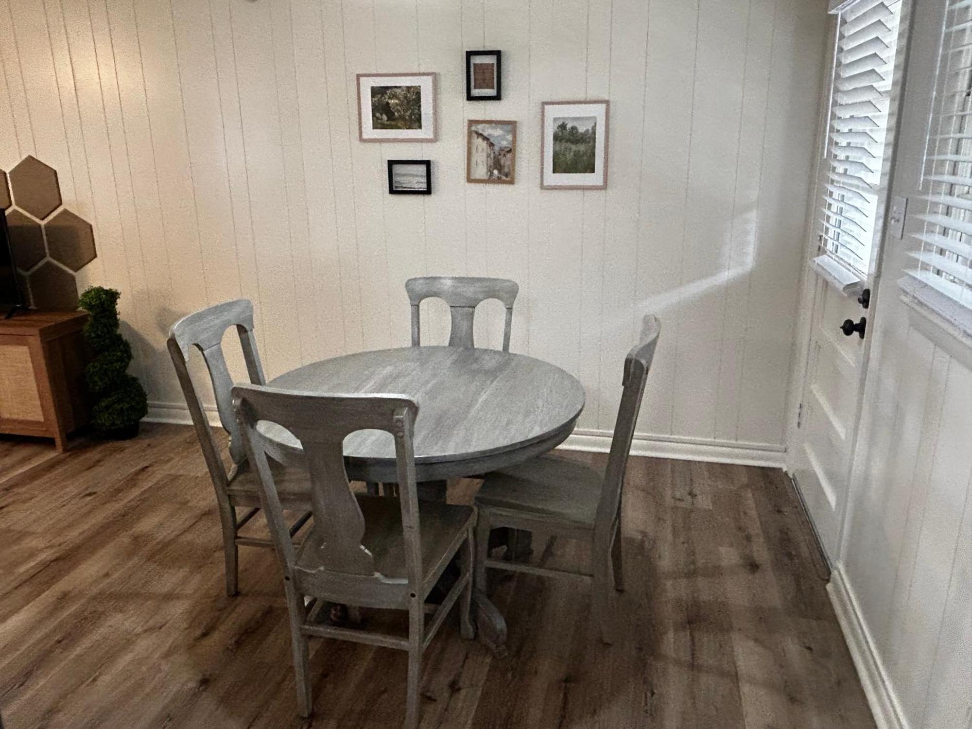 Cozy French 1/2 Mi From Square *